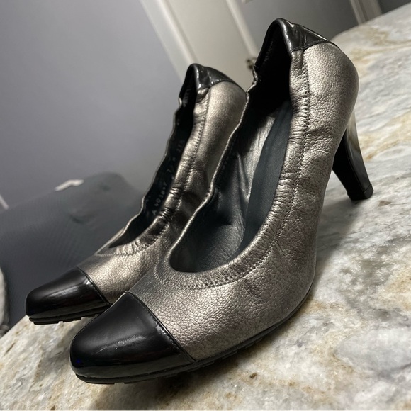 Stuart Weitzman Pewter Black Leather Spectator Pump Elasticized - Size 37.5 US 7 - Picture 1 of 11